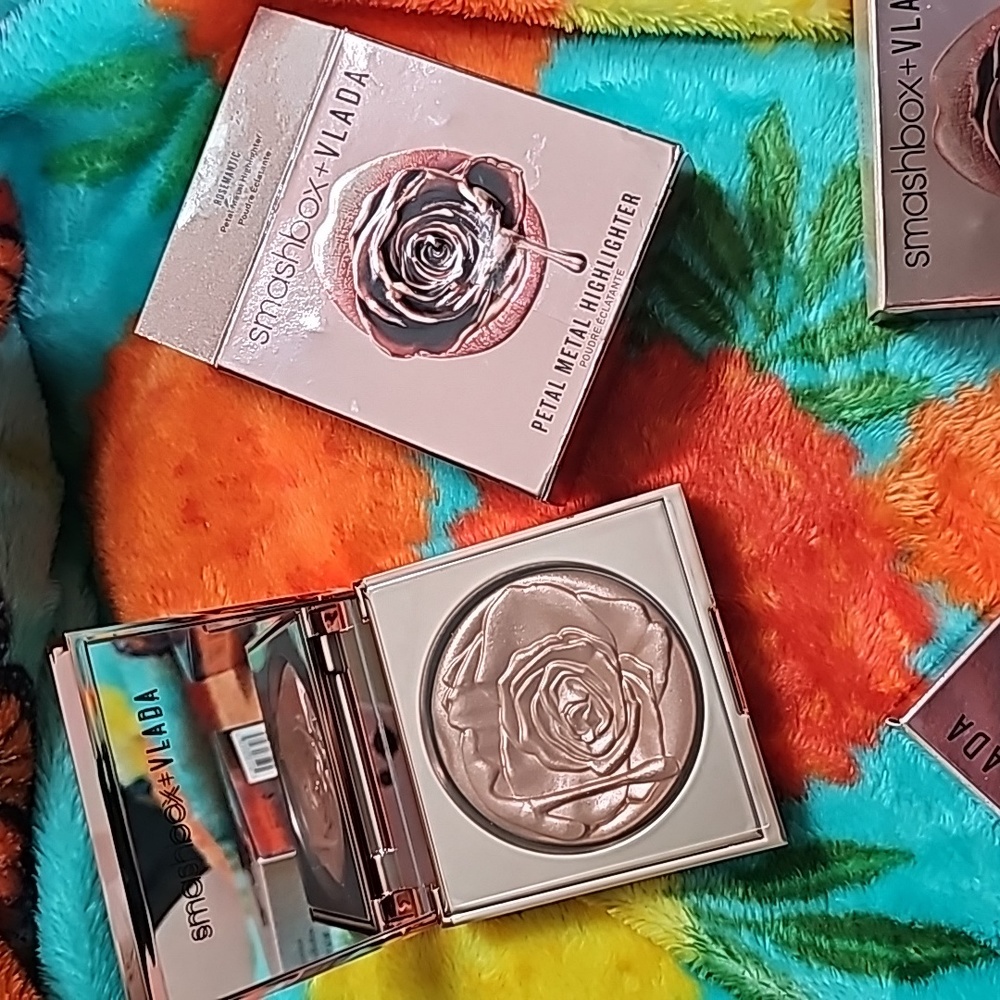 Smashbox x Vlada petal metal highlighter Rosemantic